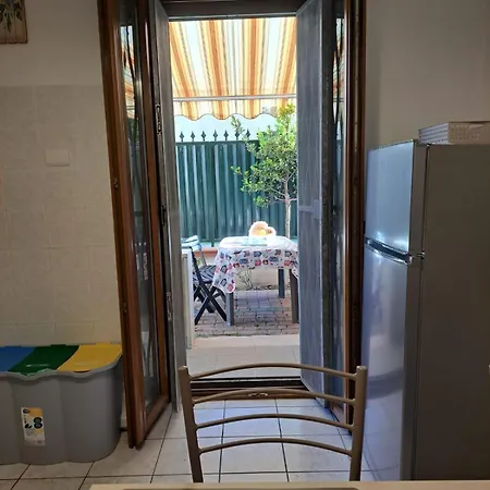 Holidays At The Dock - Airport Apartment *