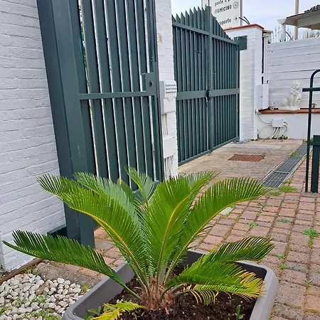 Holidays At The Dock - Airport Apartment *