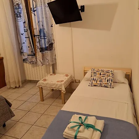 Апартаменты Holidays At The Dock - Airport