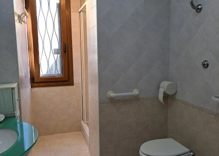 Holidays At The Dock - Airport Apartment