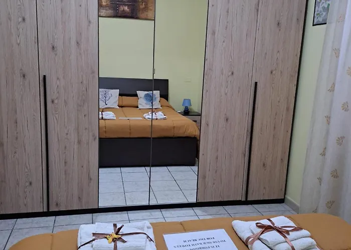 Holidays At The Dock - Airport Apartment *