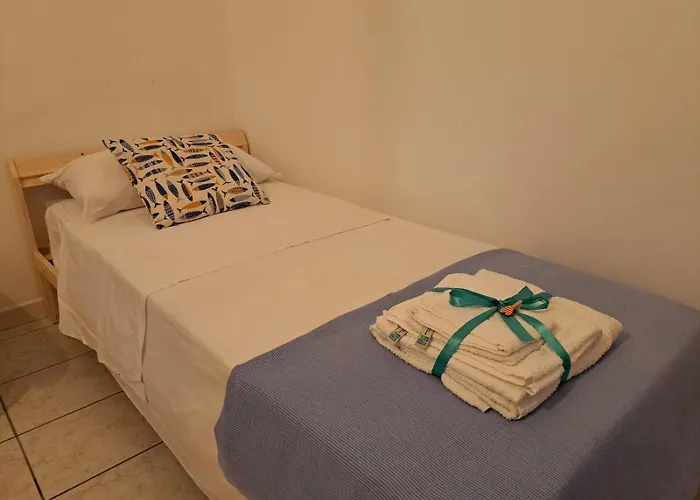 Holidays At The Dock - Airport Apartment